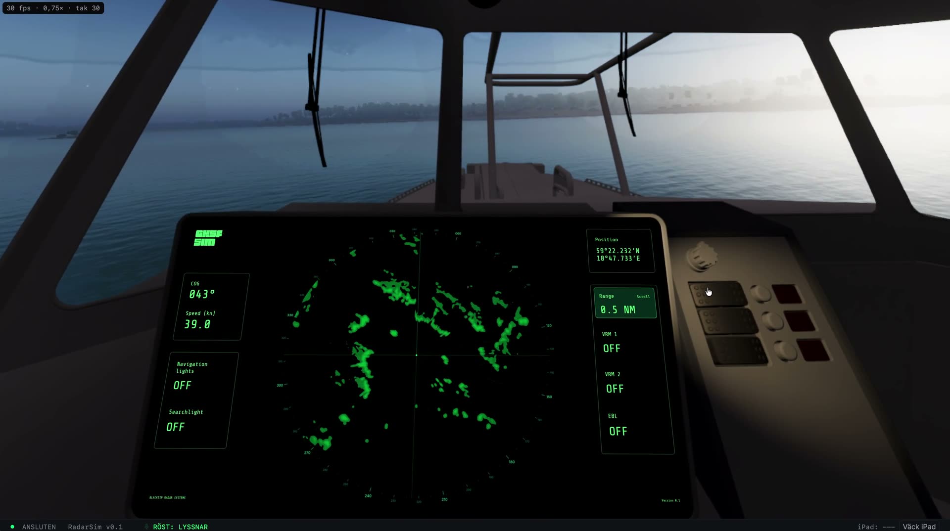 Förarhytten i dagsljus, med radarbilden i konsolen och skärgården genom rutorna.